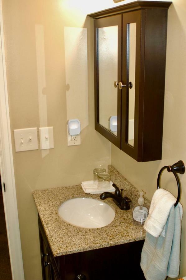 Blue Bear Den 3Br 2Ba Dtc Private Apt Hot Tub Exterior photo